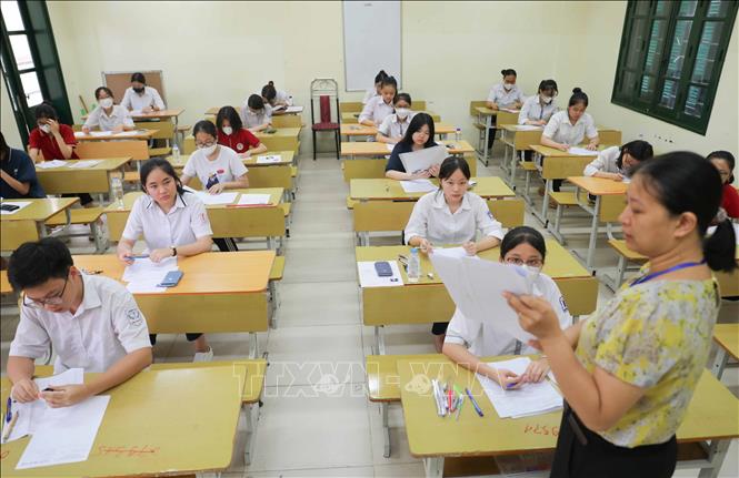 Giám thị tại điểm thi Trường THPT Thăng Long (quận Hai Bà Trưng) lưu ý thí sinh một số thông tin khi làm bài để tránh sai sót. Ảnh: Thanh Tùng - TTXVN